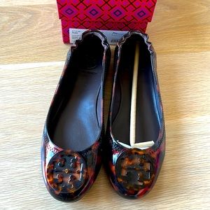 Tory Burch Minnie Travel Ballet with Logo in Tortoise print Patent Leather